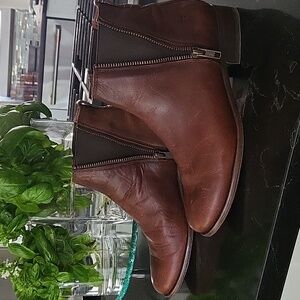 Frye Carly Zip Cognac Leather Chelsea Ankle Bootie Size 7.5